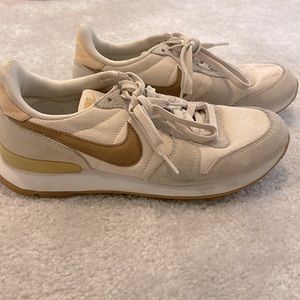 Cream Nike internationalist